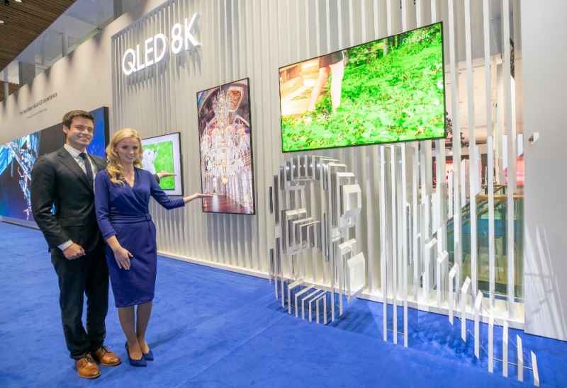 △초고화질 상업용 디스플레이 QLED 8K 사이니지을 소개하는 모델들/사진=삼성전자