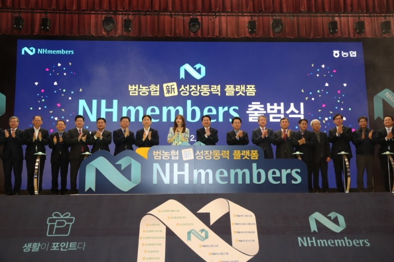 김병원 농협중앙회장(왼쪽에서 아홉번째)과 홍보모델 EXID의 하니 등 범농협 임원들이 NH멤버스 출범을 알리며 축하의 박수를 치고 있다./사진=NH농협금융