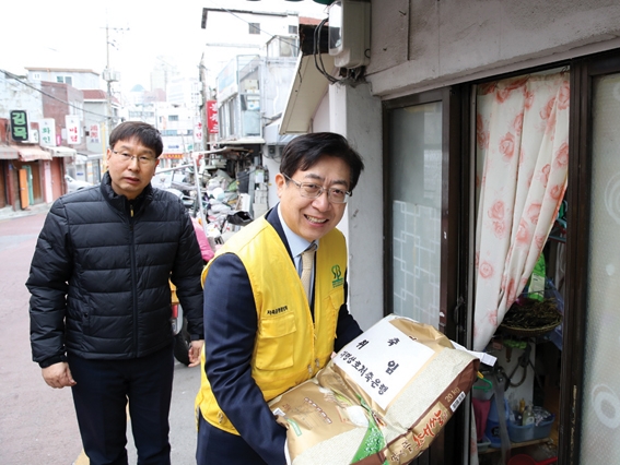 ▲ 지난달 31일 박재식 저축은행중앙회 회장이 CSR강화 일환으로 취임 축하 쌀을 직접 전달하고 있다. 사진 = 저축은행중앙회