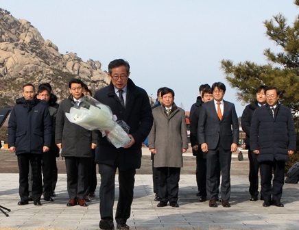 8일 배국환 현대아산 사장은 금강산 현지에서 진행한 창립 20주년 기념행사에서 정몽헌회장 추모비에 헌화하고 있다.