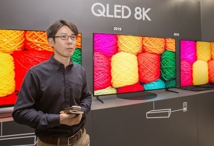 △삼성전자 연구원이 지난 8일 수원사업장에서 2019년형 QLED 8K 화질을 시연하고 있다. QLED 8K는 입력되는 영상 화질에 상관없이 8K 수준의 시청 경험을 제공하며 한층 개선된 블랙 표현과 시야각을 구현한다는 설명이다. /사진=삼성전자