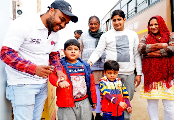 △현지 아이들이 미아 방지용 손목밴드를 차고 있는 모습/사진=LG전자