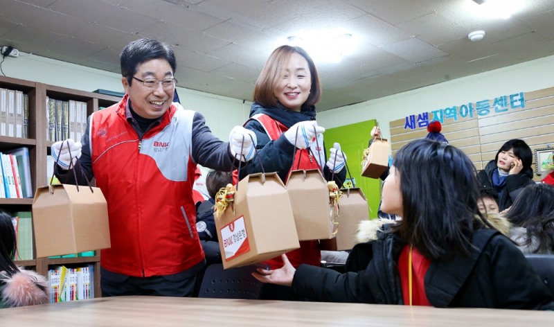 황윤철 은행장과 임직원 12명은 새샘지역아동센터를 찾아 새 학기를 앞둔 복지시설 아이들에게 학용품 세트를 선물하고 있다./사진=BNK경남은행