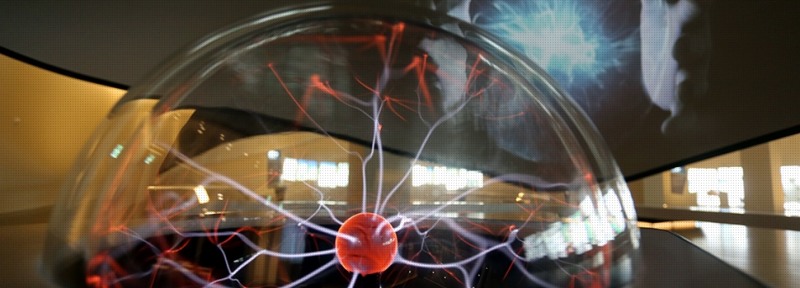 △기기의 레버를 돌리면 빛이 들어오고 영상이 전시 영역 안에 있는 천장을 향해 쏘아지는 형상으로 재생된다/사진=삼성전자