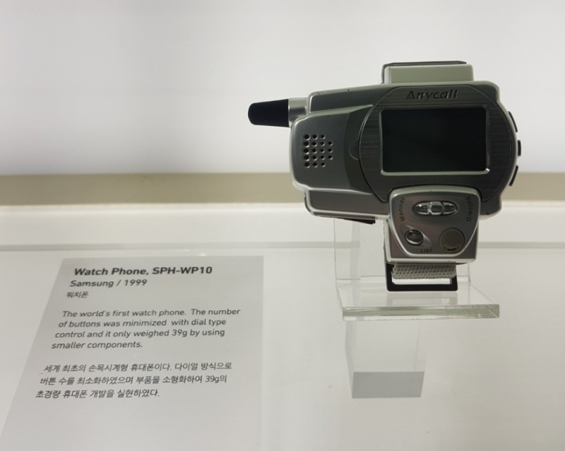 △삼성전자가 1999년 제작한 세계 최초의 손목시계형 휴대폰/사진=오승혁 기자