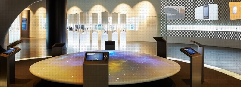 △스탠딩 모니터에 손글씨를 작성하면 앞에 보이는 블랙홀로 본인이 작성한 메시지가 빨려 들어간다/사진=삼성전자