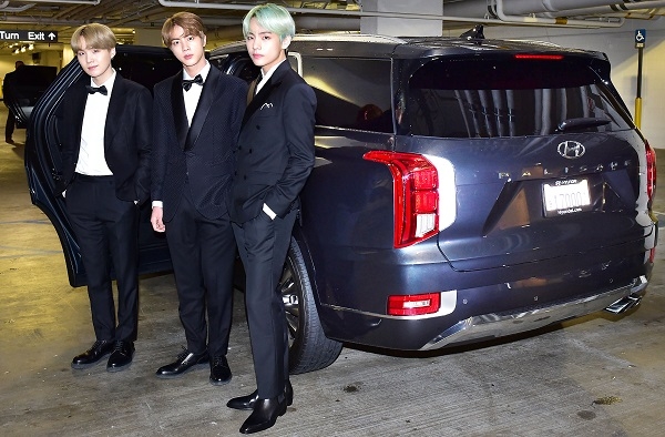 방탄소년단이 10일(현지시간) 미국 LA 스테이플스 센터에서 개최되는 제61회 그래미 어워즈(Grammy Awards) 참석을 위해 숙소인 인터컨티넨탈 호텔에서 팰리세이드를 타고 출발하는 모습. 왼쪽부터 슈가, 진, 뷔. (사진=현대차)