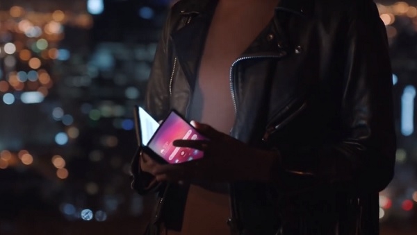 △삼성 폴더블폰으로 추정되는 기기/사진=유튜브 영상 갈무리