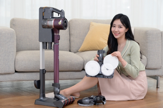 △코드제로 A9에 일회용 청소포를 부착하는 모습/사진=LG전자