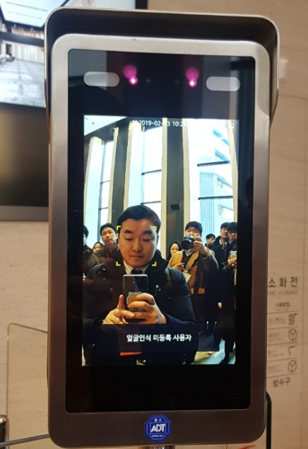 △약 3000개의 인체 특징을 인식한 뒤 얼굴 인식으로 개폐하는 SKT 게이트가 기자의 출입을 막고 있다/사진=오승혁 기자