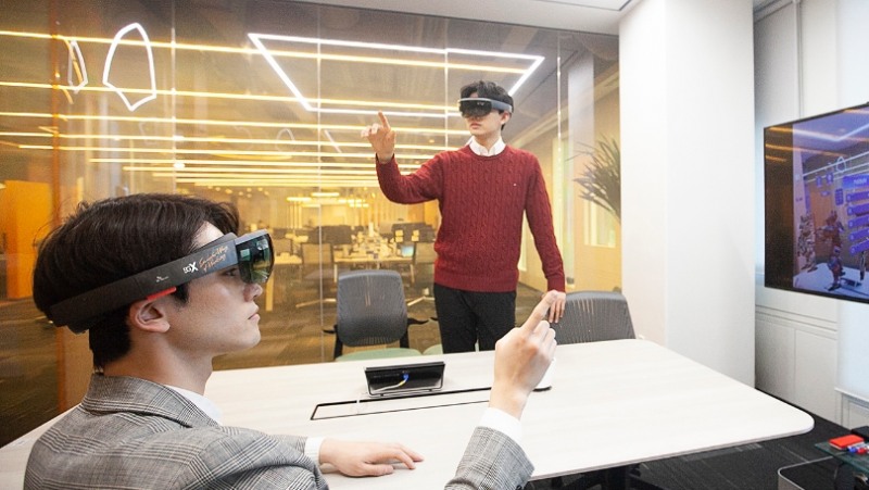 △모델들이 AR글라스를 착용하고 T 리얼 텔레프리즌스를 시연하고 있다/사진=SKT