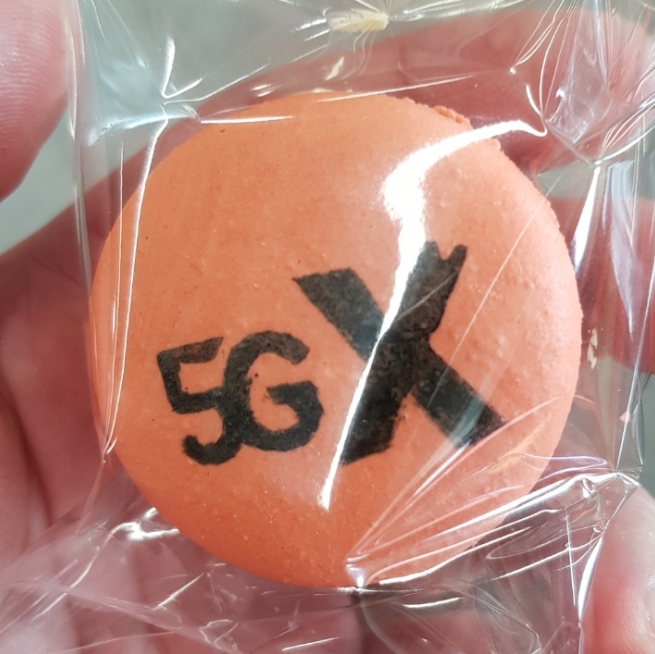 △스마트 오피스 카페테리아에 비치되어 있는 5GX 마카롱/사진=오승혁 기자