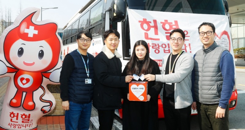 △헌혈에 참여한 삼성디스플레이 임직원들이 헌혈증을 기부하고 있다/사진=삼성디스플레이