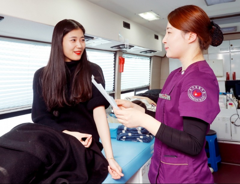 △헌혈 캠페인에 참여한 삼성디스플레이 임직원이 헌혈 참여 후 안내사항을 듣고 있다/사진=삼성디스플레이