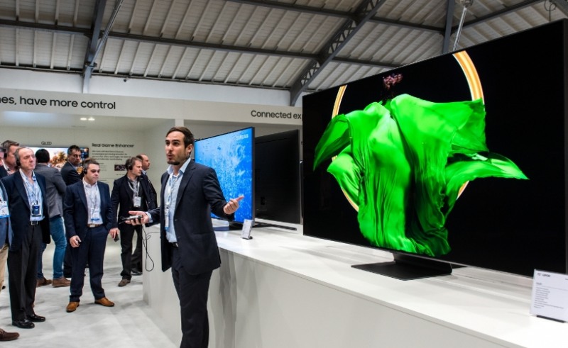 △삼성포럼 2019에서 삼성전자 관계자가 제품을 설명하고 있다/사진=삼성전자