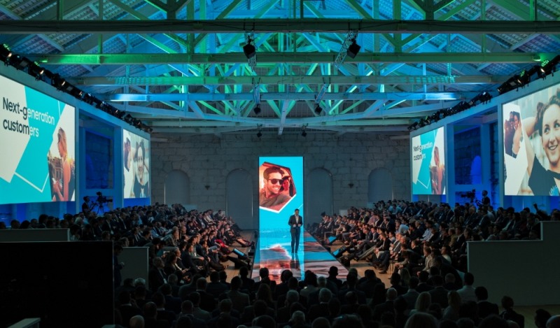 △13일(현지시간) 포르투에서 진행된 '삼성포럼 유럽 2019' 미디어데이에서 삼성전자 유럽총괄의 가이 킨넬(Guy Kinnell) 상무가 2019년형 QLED TV에 대한 발표를 하고 있다/사진=삼성전자