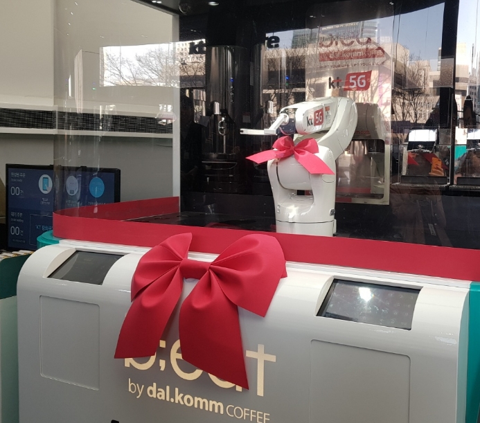 △과로하지 않도록, 하루 100잔의 주문만을 소화하는 KT 광화문 빌딩의 로봇 바리스타/사진=오승혁 기자