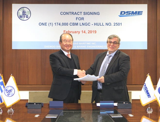 대우조선해양 서울사옥에서 정성립 사장 (왼쪽)과 마란가스社 스타브로스 하찌그리고리스 (Stavros Hatzigrigoris) 사장이 LNG운반선 건조 계약서를 교환하고 있다.