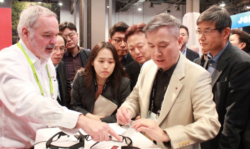 △LG유플러스 하현회 부회장이 2019 CES 전시부스에서 AR글래스를 살펴보고 있는 모습/사진=LG유플러스