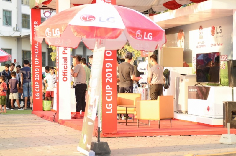 △캄보디아에서 열리고 있는 아세안축구연맹의 LG 행사 부스 모습 /사진=LG전자