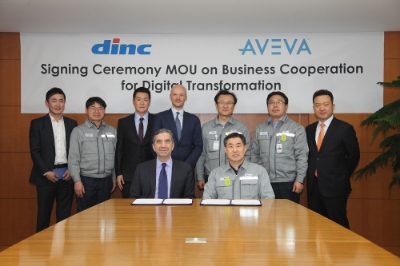 서흥원 DSME정보시스템 대표(앞줄 오른쪽)와 스틴 롬홀트 톰슨 아비바 글로벌 영업총괄(앞줄 왼쪽)이 협약서에 서명한 뒤 관계자들과 기념촬영을 하고있다. (사진=대우조선해양)