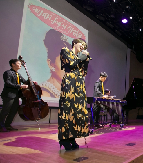 △KT가 전국 소울무비 콘서트의 한 장면을 시연하고 있다/사진=KT