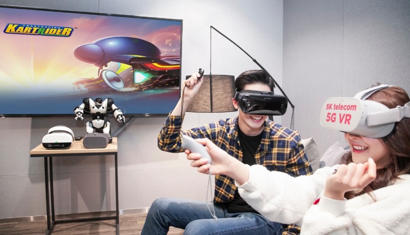 △모델들이 넥슨과 계약을 체결한 SKT의 카트라이더 VR(가칭)의 플레이 모습을 시연하고 있다/사진=SKT