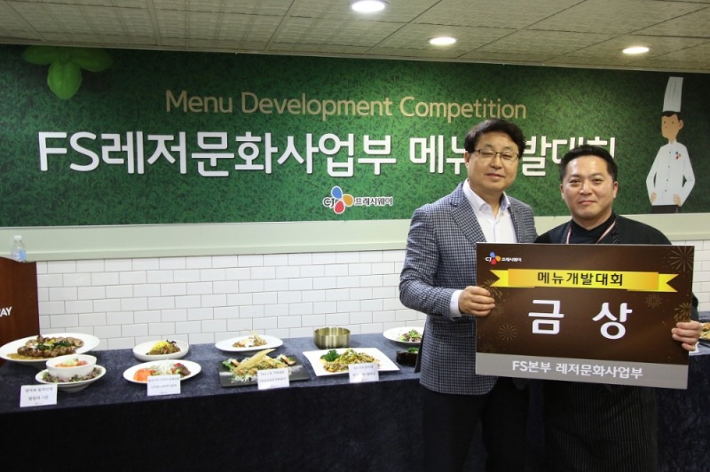 CJ프레시웨이 문종석 대표이사와 금상을 수상한 솔트베이CC 오순일 셰프가 기념 촬영하고 있다. /사진제공=CJ프레시웨이