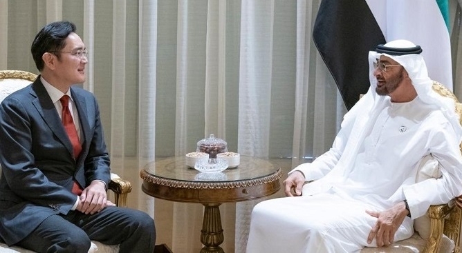 11일 UAE 모하메드 왕세제(오른쪽)가 트위터 계정을 통해 이재용 부회장과 면담 장면을 공개했다. (사진=)