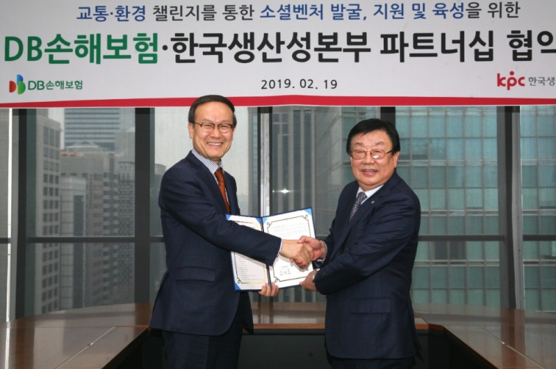 △강남구 대치동 DB금융센터에서 DB손해보험 김정남 사장(사진 오른쪽)과 한국생산성본부 노규성 회장이 업무협약 체결후 기념촬영을 하고 있다. / 사진=DB손해보험