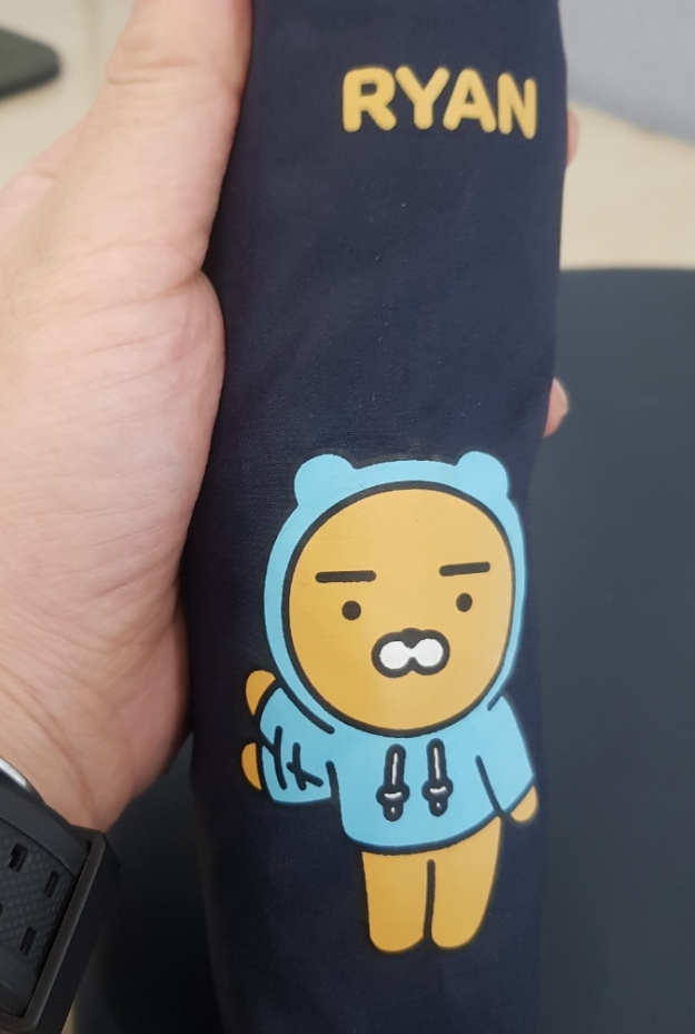 △사은품으로 제공되는 카카오프렌즈 엄지척 장우산 라이언 모델/사진=오승혁 기자