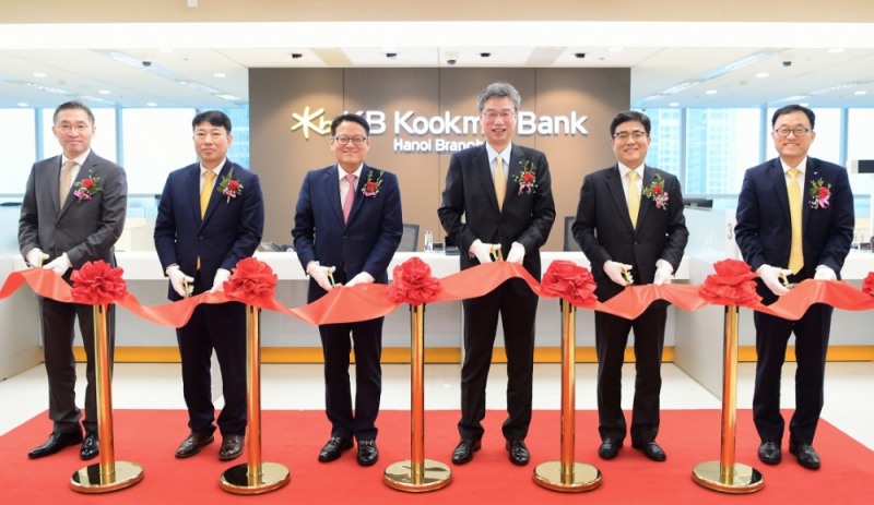 20일 베트남의 하노이에서 열린 KB국민은행 하노이지점 개설식에서 참석자들이 테이프 커팅식을 하고 있다. (왼쪽부터)조남훈 KB금융지주 글로벌전략총괄 상무, 하정 KB국민은행 자본시장본부 전무, 권태두 KB국민은행 하노이지점 지점장, 허인 KB국민은행 은행장, 오보열 KB국민은행 CIB고객그룹 부행장, 최창수 KB국민은행 글로벌사업본부 상무. / 사진= KB국민은행