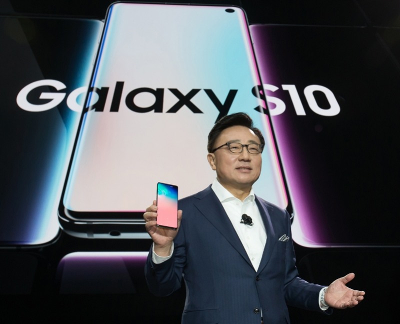 △고동진 삼성전자 사장이 갤럭시 언팩 2019 행사에서 발표하는 모습/사진=삼성전자