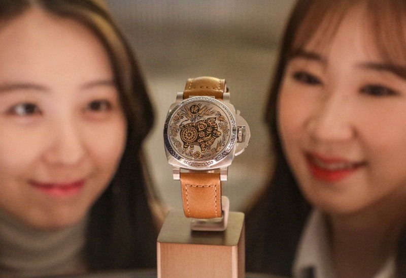 현대백화점 무역센터점 2층 '파네라이' 매장에서 모델들이 시계를 소개하고 있는 모습. /사진제공=현대백화점