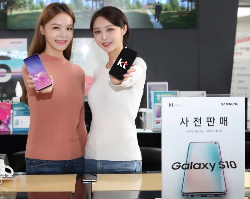 △모델들이 KT의 갤럭시 S10 사전예약에 대해 홍보하고 있다/사진=KT