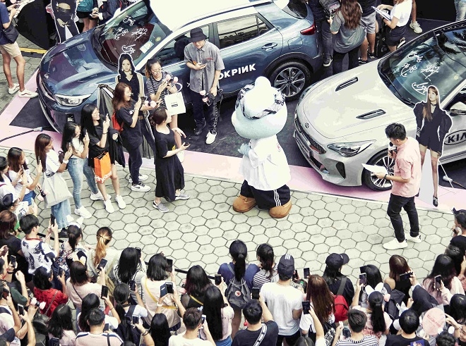 ) ‘블랙핑크 2019 월드투어 with 기아 싱가포르’에서 기아차 부스를 관람 중인 관람객들의 모습. (사진=기아차)