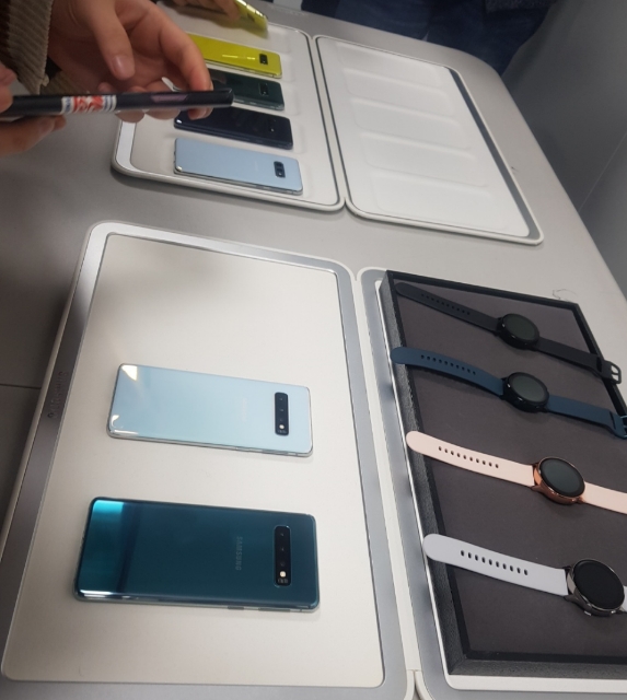 △기자간담회에서 갤럭시 S10, 워치, 버즈 등의 전제품을 공개한 모습/사진=오승혁 기자