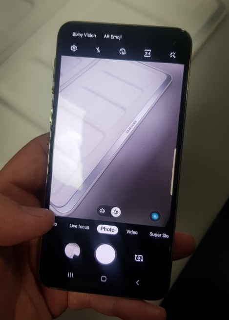 △갤럭시 S10e 모델로 가판대의 사진을 찍어본 모습/사진=오승혁 기자(노트8 사용)