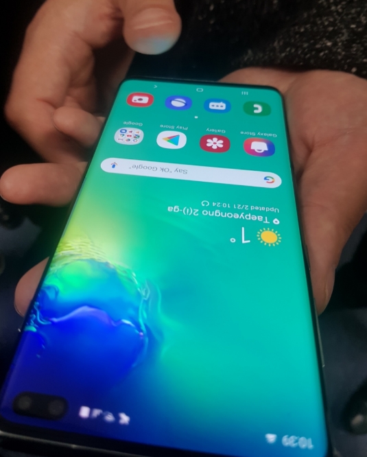 △관계자가 현장에서 지문등록 후 전면 디스플레이 지문인식으로 언락하는 모습/사진=오승혁 기자