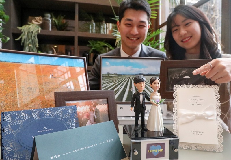 21일 오전 현대백화점 압구정본점에서 모델들이 '클럽 웨딩' 멤버십 혜택을 소개하고 있다. /사진제공=현대백화점