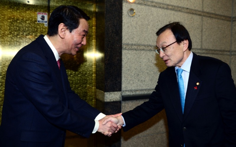 ▲권용원 금융투자협회장(왼쪽)과 이해찬 더불어민주당 대표가 지난달 15일 열린 ‘더불어민주당 대표, 금융투자업계 현장 간담회’에 앞서 악수를 하고 있다./사진=금융투자협회