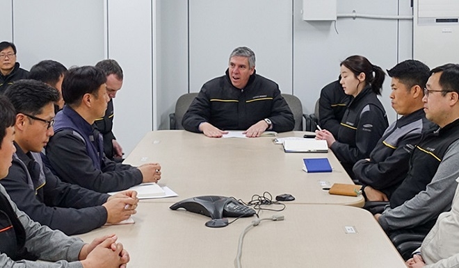 르노 그룹 드 로스 모조스 부회장(가운데)이 21일 르노삼성 부산공장에서 공장의 현장 책임자들과 간담회를 진행하고 있다. (사진=르노삼성.)