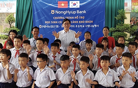 △ 이대훈 NH농협은행장이 이달 1일 베트남 호치민 초등학교를 방문해 사회공헌 활동 중인 모습. 사진 = NH농협은행