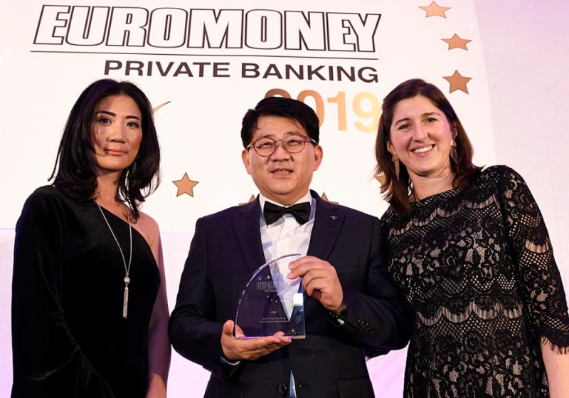 KEB하나은행은 세계적 금융전문지 유로머니(Euromoney)가 영국 런던에서 21일(현지시각 기준) 개최한 제 16회 ‘프라이빗 뱅킹 & 자산관리 서베이 2019 시상식’에서 PB부문 국가별 최고상인 ‘대한민국 최우수 PB은행(Best Private Bank in Korea)’상을 수상했다. 시상식 후 장경훈 KEB하나은행 웰리빙그룹 부행장(사진 가운데)이 헬렌 에버리 유로머니 프라이빗뱅킹 편집자(사진 오른쪽), 릴리 츄 유로머니 프라이빗뱅킹 글로벌 발행인(사진 왼쪽)과 함께 기념촬영을 하고 있다. / 사진= KEB하나은행