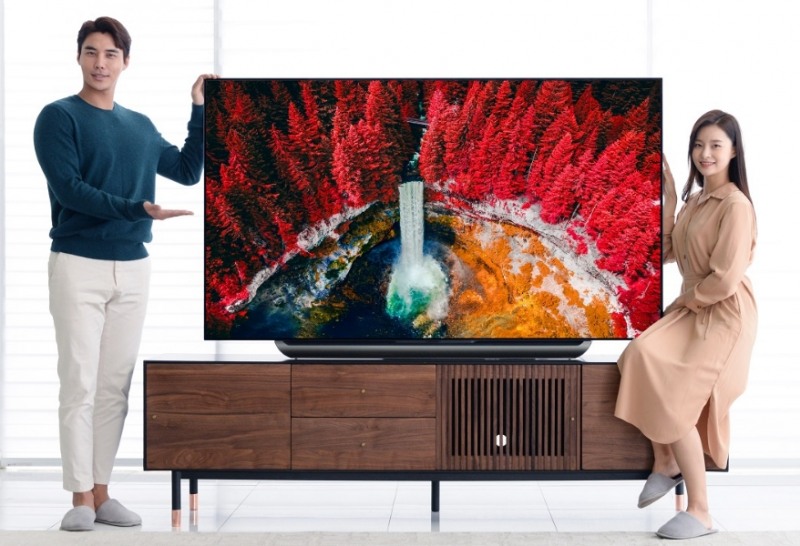 △모델들이 2019년형 LG 올레드 TV AI 씽큐 신제품을 소개하고 있다/사진=LG전자 