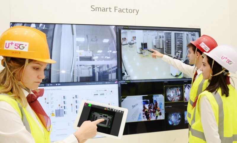 △스페인 바르셀로나 현지에서 모델들이 스마트 팩토리 서비스를 시연하고 있다/사진=LG유플러스