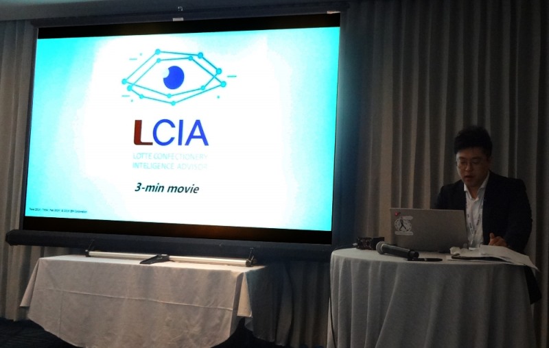 롯데제과 EC마케팅담당 김정혁매니저가 엘시아를 발표하고 있다. /사진제공=롯데제과