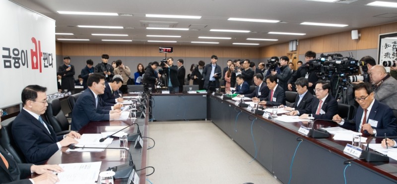 최종구 금융위원장은 25일 서울 종로구 정부서울청사 금융위원회에서 금융혁신을 위한 금융지주 회장 간담회를 개최했다. 최종구 금융위원장(왼쪽 중간)이 모두발언을 하고 있다. / 사진= 금융위원회