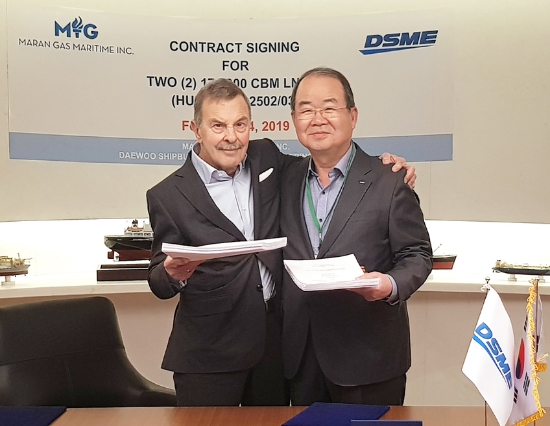그리스에서 대우조선해양 정성립 사장(오른쪽)과 안젤리쿠시스 그룹 존 안젤리쿠시스 회장이 LNG운반선 건조 계약서에 서명한 뒤 기념촬영을 하고 있다. (사진=대우조선해양)