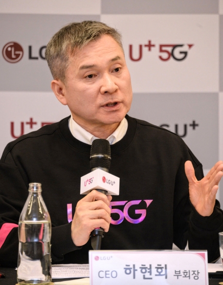 △하현회 LG유플러스 부회장이 MWC 관련 기자회견에서 발언하는 모습/사진=LG유플러스